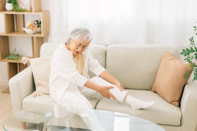 お尻から太もも痛みと脚の痺れで来院された　75才　女性